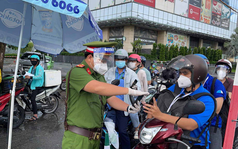Lực lượng Công an TP Hồ Chí Minh kiểm tra các phương tiện ra vào thành phố.
