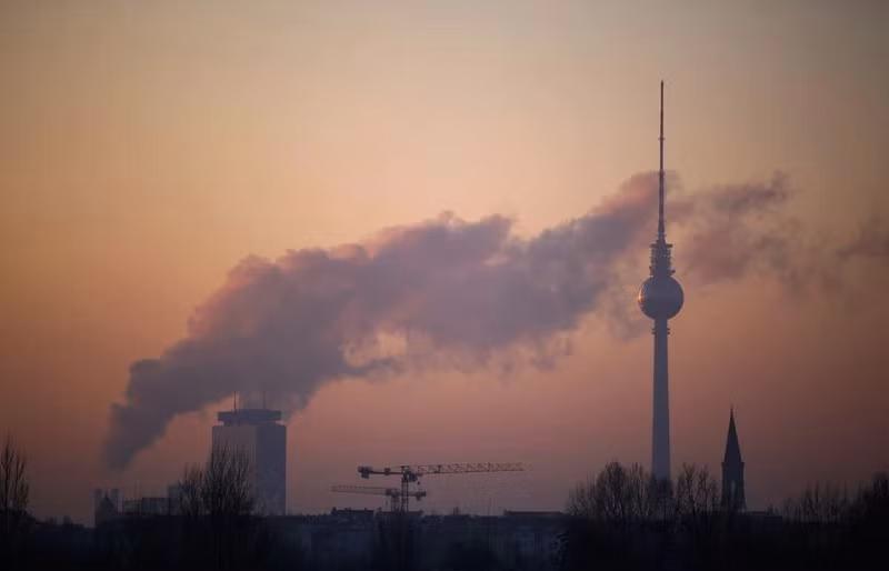 Hơi nước và khí thải bốc lên từ một nhà máy điện ở thủ đô Béc-lin của Đức ngày 2/2/20212. (Ảnh: Reuters)