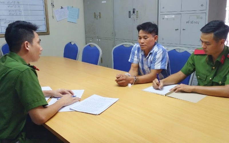 Hoàng Văn Thượng tại cơ quan công an