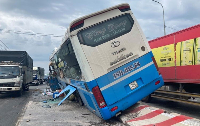 Xe ô-tô khách leo lên dãy phân cách giữa Quốc lộ 1A.