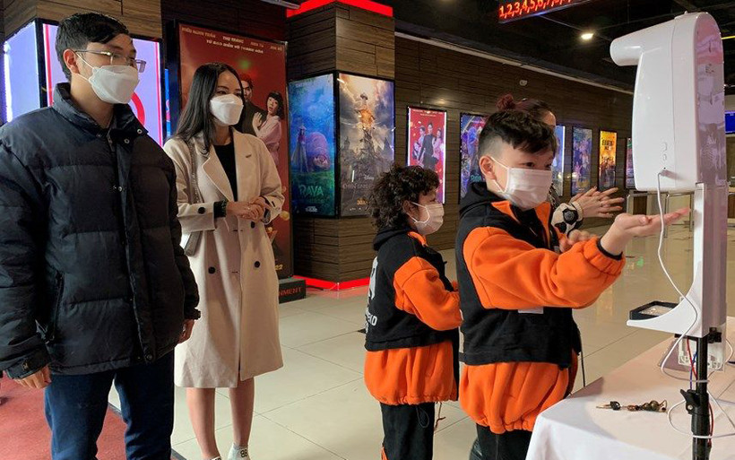 Các biện pháp phòng dịch Covid-19 được thực hiện tại các rạp phim. Ảnh: Quang Vinh