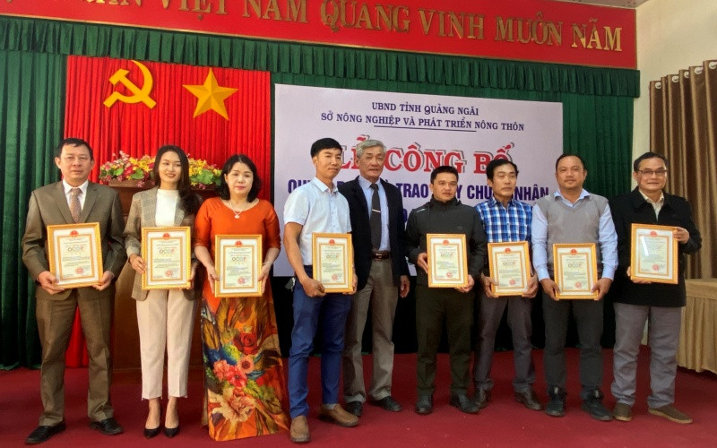 Trao chứng nhận sản phẩm đạt chuẩn OCOP cho các chủ thể, doanh nghiệp, hợp tác xã.