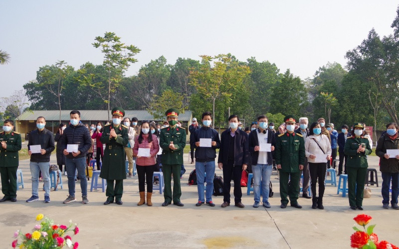 Cơ quan chức năng trao giấy chứng nhận hoàn thành cách ly cho các công dân trước khi về địa phương.