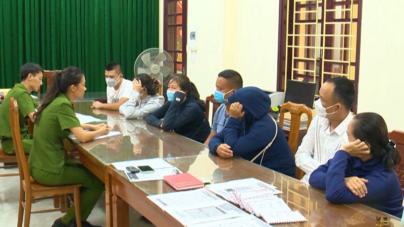 Công an thành phố Đồng Hới (Quảng Bình) làm việc với các đối tượng liên quan.
