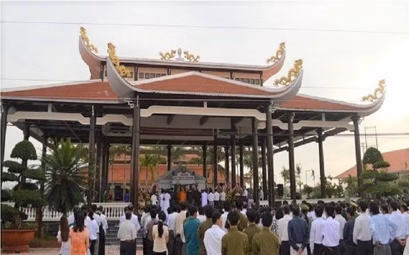 Đền thờ Bác Hồ ở xã Châu Thới, huyện Vĩnh Lợi (Bạc Liêu) luôn được nhiều cán bộ, nhân dân trong và ngoài tỉnh đến viếng thăm.