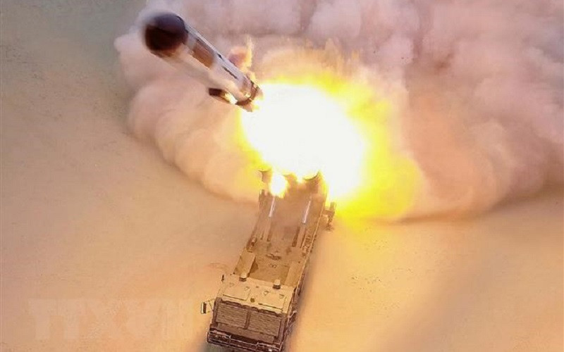 Hãng thông tấn Trung ương Triều Tiên (KCNA) ngày 28/1 đưa tin nước này đã bắn thử một hệ thống tên lửa hành trình tầm xa và một vụ thử tên lửa dẫn đường chiến thuật đất đối đất trong tuần. (Ảnh: YONHAP/TTXVN)