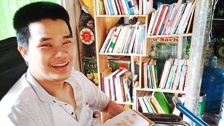 Anh Quách Văn Sơn và những cuốn sách được sẻ chia, trân trọng.