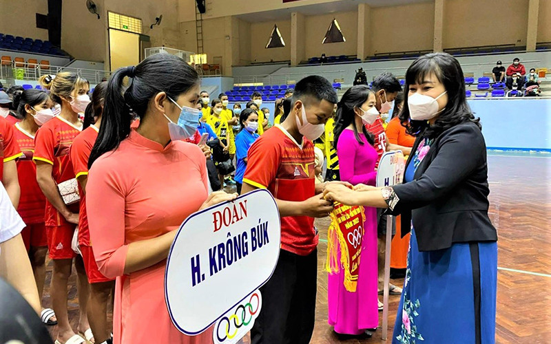 Lãnh đạo Ủy ban nhân dân tỉnh Đắk Lắk trao cờ lưu niệm cho các đoàn tham dự hội thi.