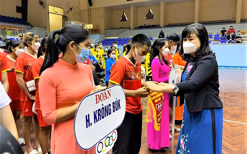 Lãnh đạo Ủy ban nhân dân tỉnh Đắk Lắk trao cờ lưu niệm cho các đoàn tham dự hội thi.