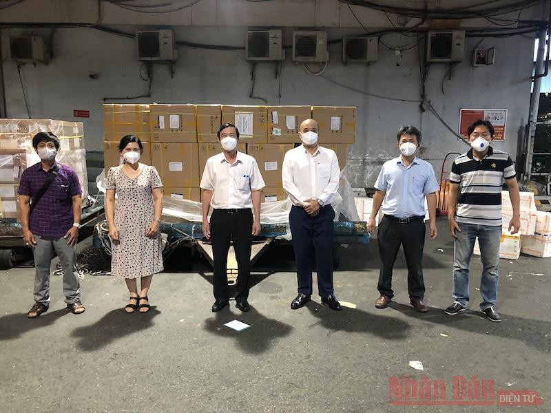 Đại diện Sở Y tế thành phố Hồ Chí Minh nhận kit test nhanh Covid-19 từ công ty Công ty TNHH Medicon tại sân bay Tân Sơn Nhất