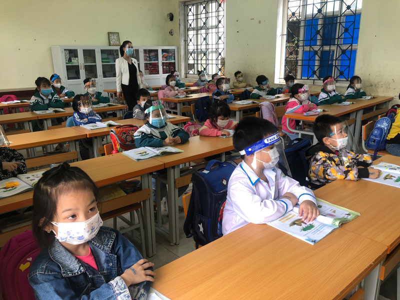 Học sinh bảo đảm quy định 5K khi đến lớp.