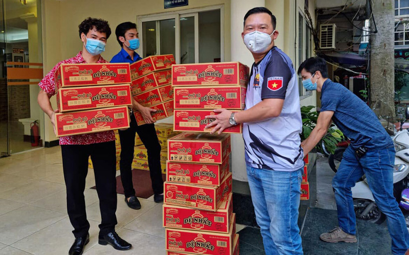 Mặc dù gặp nhiều khó khăn, nhưng các nghệ sĩ Nhà hát kịch Việt Nam vẫn quyên góp ủng hộ người dân vùng dịch Bắc Giang hồi đầu tháng 6. Ảnh: Nhà hát kịch Việt Nam.