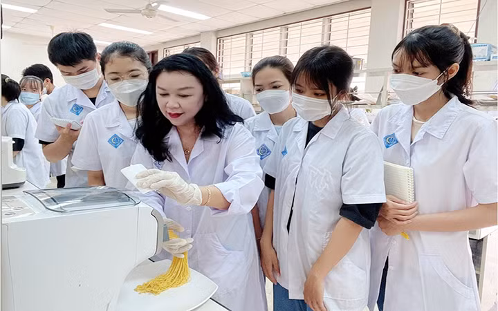 Giáo sư, Tiến sĩ Nguyễn Minh Thủy (Trường đại học Cần Thơ) hướng dẫn sinh viên thực tập.