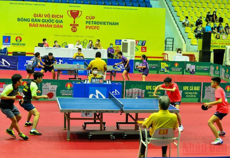 Các trận đấu tại nội dung đôi nam nữ diễn ra trong sáng 2/12 tại Nhà thi đấu Thể dục thể thao tỉnh Quảng Nam.