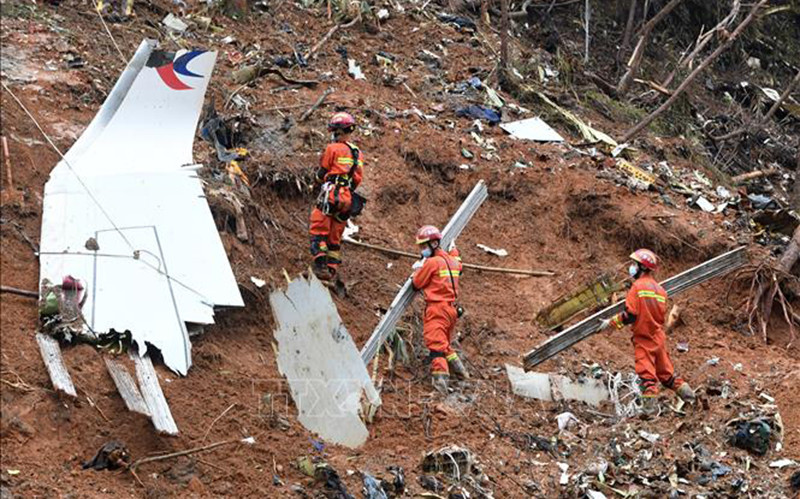 Mảnh vỡ của chiếc máy bay Boeing 737-800 bị rơi được tìm thấy tại hiện trường vụ tai nạn ở tỉnh Quảng Tây, Trung Quốc, ngày 24/3/2022. (Ảnh: THX/TTXVN)