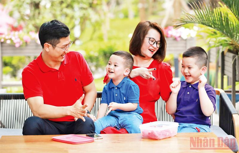 Trong một nền văn minh hài hòa, cuộc sống phụ thuộc vào một công việc có thu nhập cao cần được thay thế bởi sự cân bằng với sự quan tâm lẫn nhau, cam kết xã hội và thời gian nghỉ ngơi. (Ảnh: Quang Vinh)