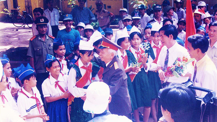 Đại tướng Võ Nguyên Giáp với học sinh huyện Lệ Thủy (Quảng Bình) trong chuyến về thăm quê năm 1999. Ảnh: TRỌNG THÁI