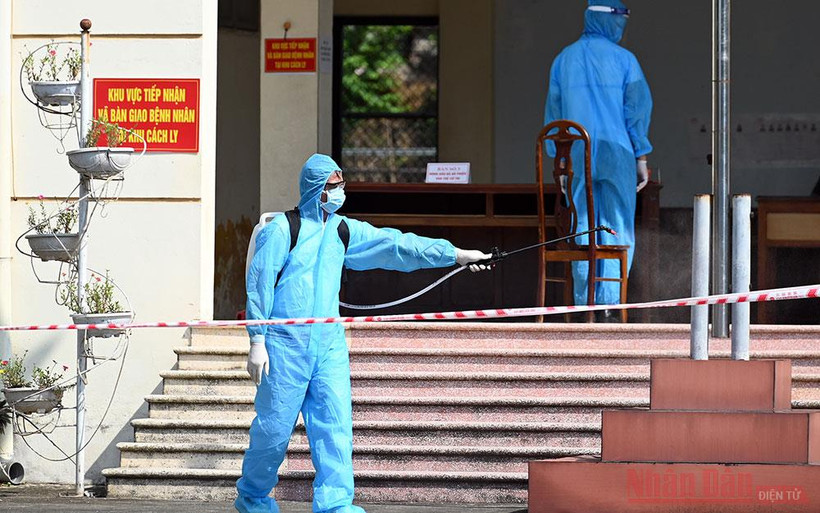 Xịt khử khuẩn tại một khu cách ly ở Bắc Ninh. Ảnh: ĐĂNG ANH