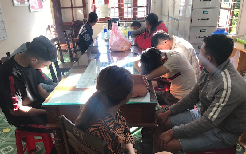 Các đối tượng bị bắt giữ tại khách sạn Hoàng Vũ, đêm 25-12.