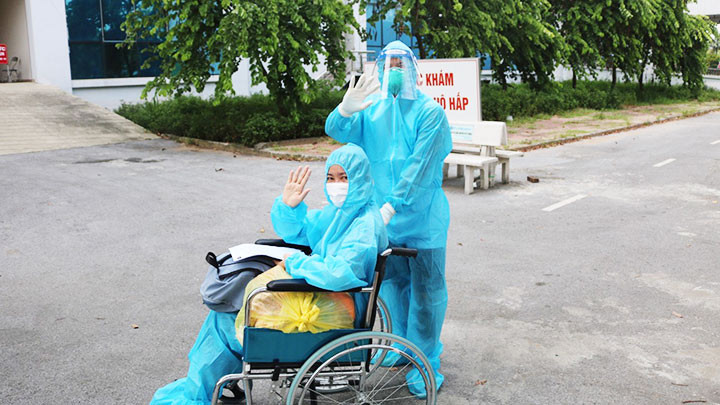 Niềm vui của bệnh nhân mắc Covid-19 khi được trở về gia đình tại Bệnh viện Bệnh nhiệt đới T.Ư. Ảnh: THANH ĐẶNG