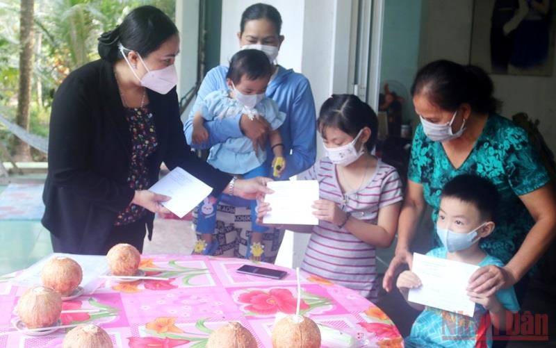 Phó Giám đốc Sở Lao động - Thương binh và Xã hội tỉnh Trà Vinh Tô Thị Thu Hồng thăm hỏi, trao tiền hỗ trợ cho gia đình các trẻ em mồ côi vì dịch Covid-19.