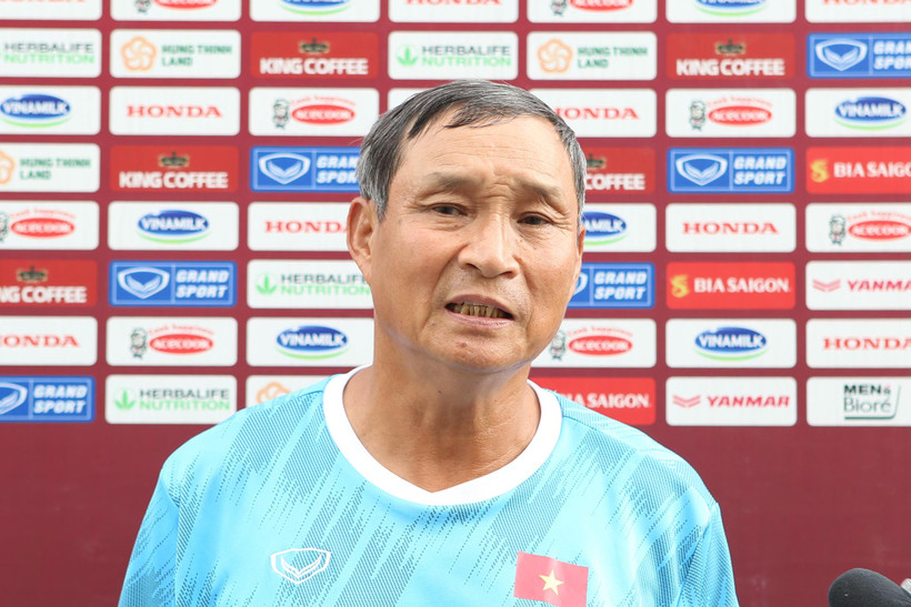 Huấn luyện viên Mai Đức Chung trả lời truyền thông tại buổi tập chiều 16/6. (Ảnh: VFF)