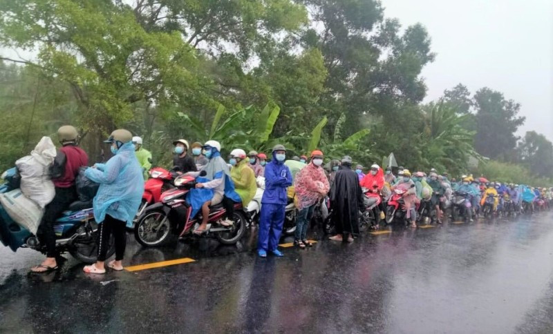 Liên tiếp mấy ngày nay đã có hơn 12.000 người dân Bạc Liêu ở TP Hồ Chí Minh và các tỉnh tự phát “ùn ùn” trở về quê.