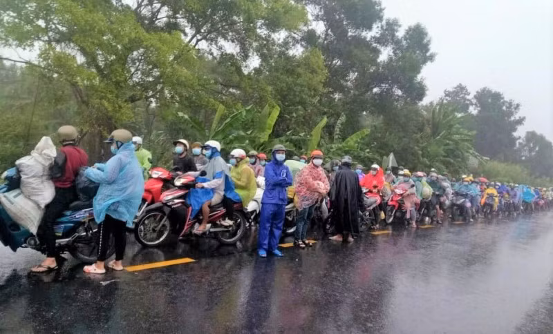 Liên tiếp mấy ngày nay đã có hơn 12.000 người dân Bạc Liêu ở TP Hồ Chí Minh và các tỉnh tự phát “ùn ùn” trở về quê.