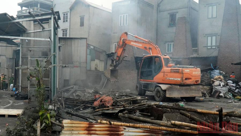 Thực hiện cưỡng chế với 140 hộ vi phạm đất tại xã Văn Môn, huyện Yên Phong, tỉnh Bắc Ninh.