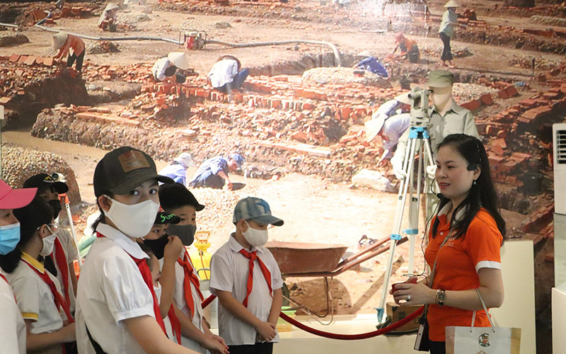 Học sinh Hà Nội tham gia hoạt động giáo dục di sản tại Hoàng thành Thăng Long.