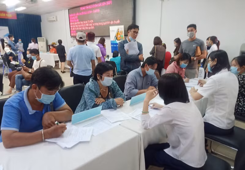 Sàn Giao dịch việc làm do Trung tâm Dịch vụ việc làm TP Hồ Chí Minh tổ chức trong tháng 9 thu hút nhiều người lao động đến tư vấn, tìm việc làm. 