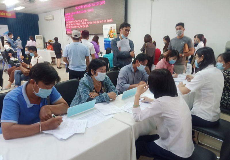 Sàn Giao dịch việc làm do Trung tâm Dịch vụ việc làm TP Hồ Chí Minh tổ chức trong tháng 9 thu hút nhiều người lao động đến tư vấn, tìm việc làm. 