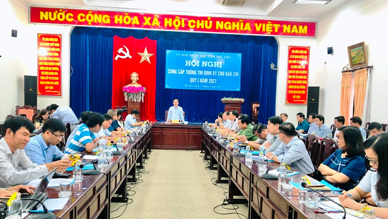 Chủ tịch UBND tỉnh Bạc Liêu phát biểu chỉ đạo các sở, ngành cần quyết liệt tháo gỡ khó khăn, vướng mắc cho các dự án điện gió, điện khí.