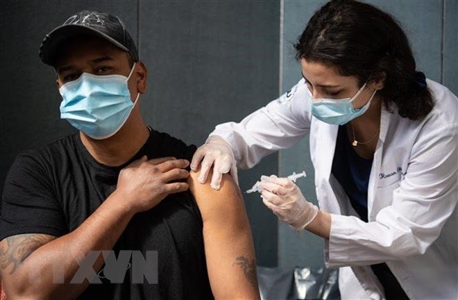 Nhân viên y tế tiêm vaccine phòng Covid-19 cho người dân tại New York, Mỹ. (Ảnh: AFP/TTXVN)