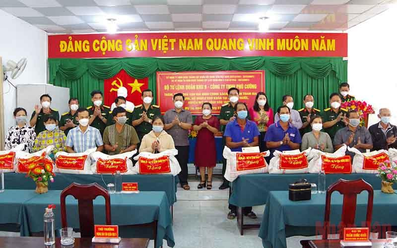 Đoàn công tác Quân khu 9 tặng quà cho người dân huyện Mỹ Tú. 