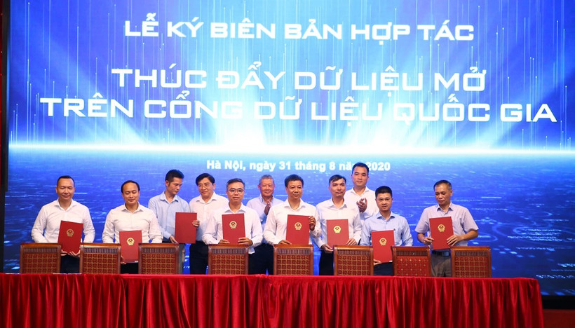 Đại diện các đơn vị thuộc Bộ TT-TT, Bộ Tài nguyên và Môi trường, Bộ Khoa học và Công nghệ, Bộ Y tế, Bộ Giáo dục và Đào tạo, Bảo hiểm xã hội Việt Nam, Đại học Quốc gia Hà Nội, Tổng công ty Bưu điện Việt Nam ký biên bản hợp tác về thúc đẩy dữ liệu mở và đồng hành trong việc xây dựng và triển khai hoàn thiện Cổng dữ liệu quốc gia. 