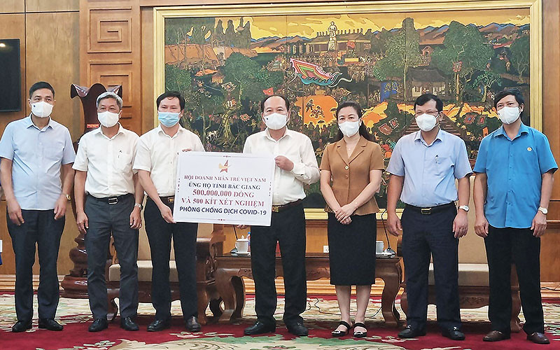 Đại diện Hội Doanh nhân trẻ Việt Nam trao kinh phí trị giá 500 triệu đồng và 500 bộ kit xét nghiệm tặng tỉnh Bắc Giang.