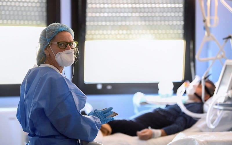 Một nhân viên y tế đang chăm sóc một bệnh nhân mắc Covid-19 phải điều trị tích cực, ở Cremona, Italy, ngày 19-3-2020. (Ảnh: Reuters)