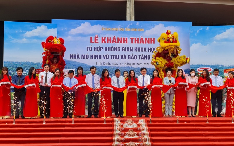 Các đại biểu cắt băng khánh thành Tổ hợp không gian khoa học.