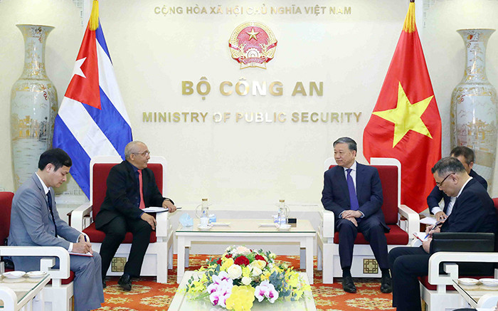 Đại tướng Tô Lâm, Ủy viên Bộ Chính trị, Bộ trưởng Công an tiếp đồng chí Pedro Soca Pascual, đại diện Bộ Nội vụ Cuba tại Việt Nam. (Ảnh: Báo Công an nhân dân)