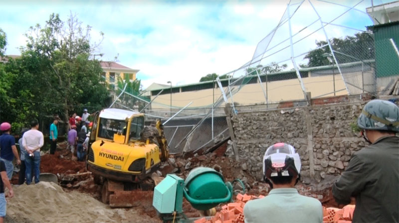 Hiện trường vụ sập tường rào kè đá khiến một người tử vong.