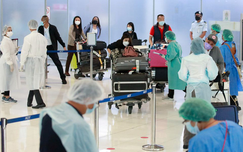 Nhóm khách du lịch nước ngoài đầu tiên đến sân bay Suvarnabhumi, Bangkok, hôm 1/11, ngày đầu tiên của chiến dịch mở cửa trở lại của đất nước, một phần trong kế hoạch của chính phủ Thái Lan nhằm hồi sinh ngành du lịch đang lao đao vì đại dịch. (Ảnh: REUTERS)