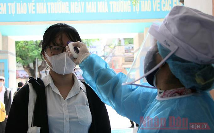 Đo thân nhiệt thí sinh trước khi vào điểm thi.