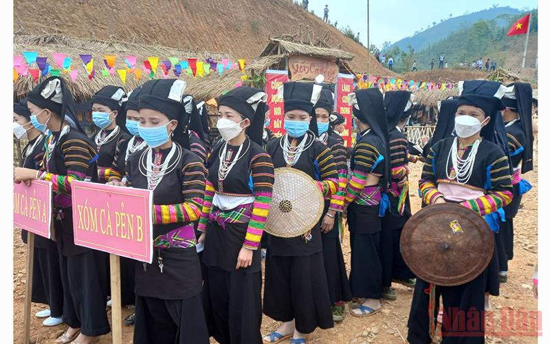 Đồng bào dân tộc Lô Lô xã Đức Hạnh dự ngày hội văn hóa.