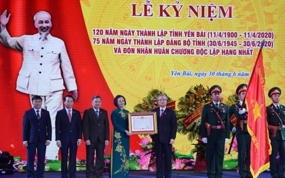 Thường trực Ban Bí thư trao Huân chương Độc lập hạng Nhất cho tỉnh Yên Bái.