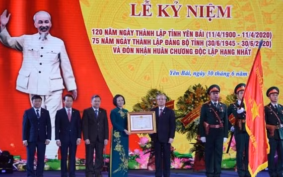 Thường trực Ban Bí thư trao Huân chương Độc lập hạng Nhất cho tỉnh Yên Bái.