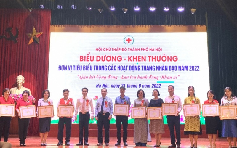 Trao Giấy khen tặng các tập thể có thành tích xuất sắc trong Tháng Nhân đạo năm 2022.