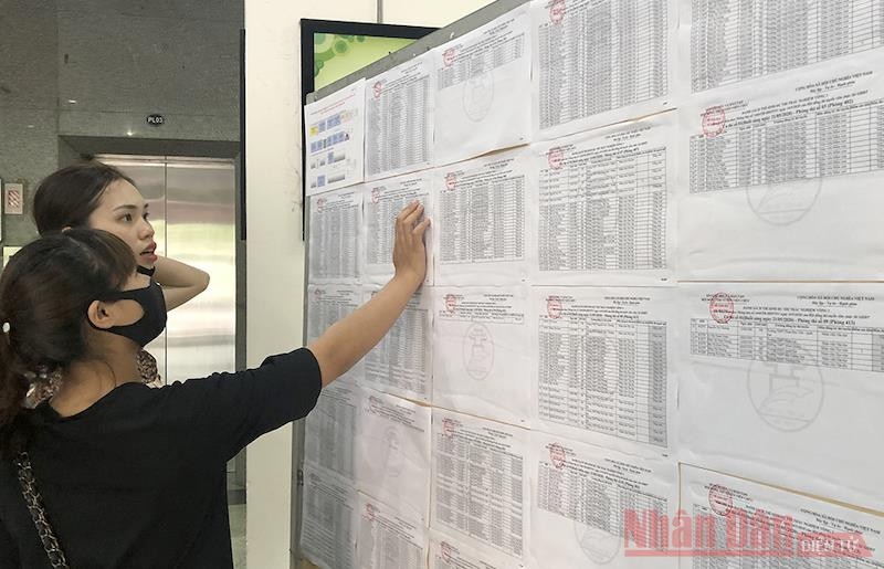 Thí sinh theo dõi thông tin tại Kỳ thi tuyển viên chức của Sở GD-ĐT Hà Nội vừa qua (Ảnh: DUY LINH)