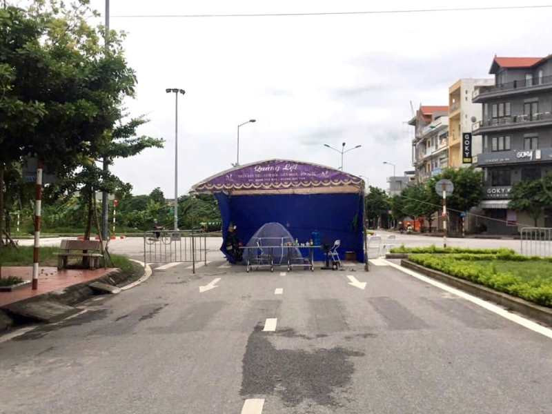 Chốt kiểm soát cách ly y tế tạm thời ở khu vực hai phường Bình Hàn, Cẩm Thượng.