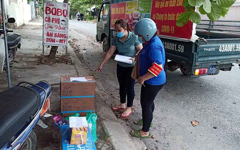 Xếp hàng chờ tới lượt đi chợ hộ